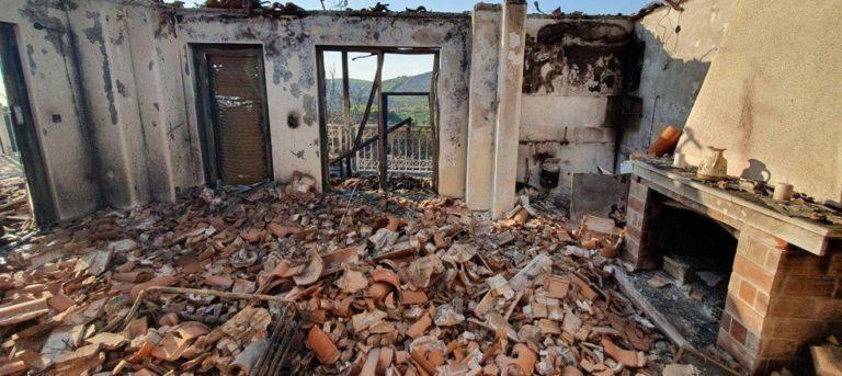 Ζάκυνθος | Καμμένα σπίτια άφησε στο «διάβα» της η φωτιά (photos-video)