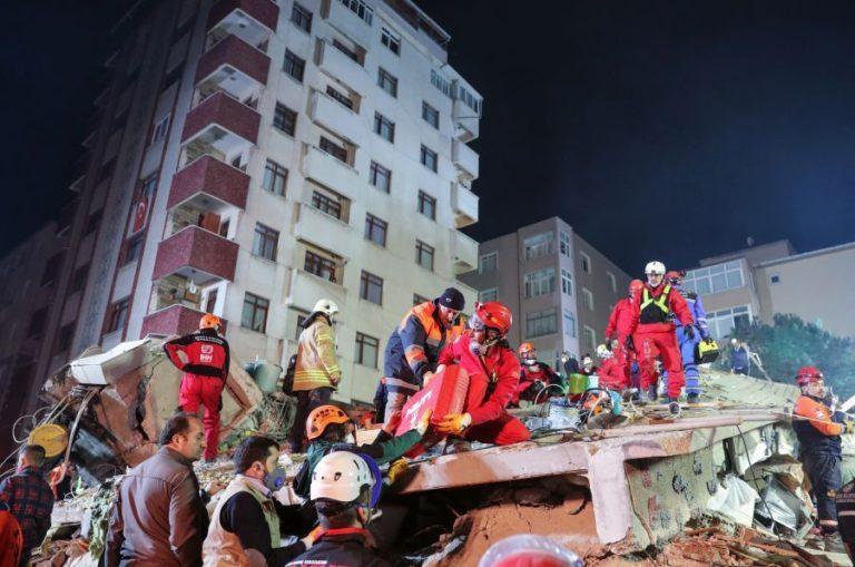 Ανασύρθηκε ζωντανό κοριτσάκι μέσα από ερείπια του κτηρίου που κατέρρευσε στην Κωνσταντινούπολη