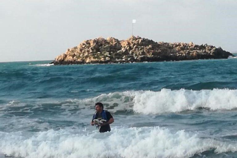 Κρητικός κολύμπησε μέχρι το νησάκι για να βάλει την Ελληνική σημαία: «Στη μνήμη όσων αγωνίστηκαν»
