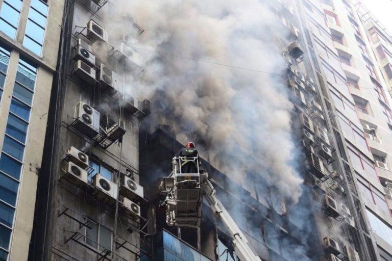 Πύρινο θρίλερ στο Μπαγκλαντές: Φωτιά σε κτήριο 19 ορόφων – Εγκλωβισμένοι πηδούν για να γλιτώσουν (video)