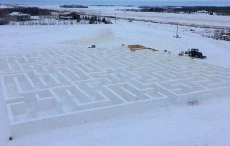 Ο μεγαλύτερος λαβύρινθος από… χιόνι στον κόσμο δημιουργήθηκε στον Καναδά – Καλύπτει 2789,11 τμ