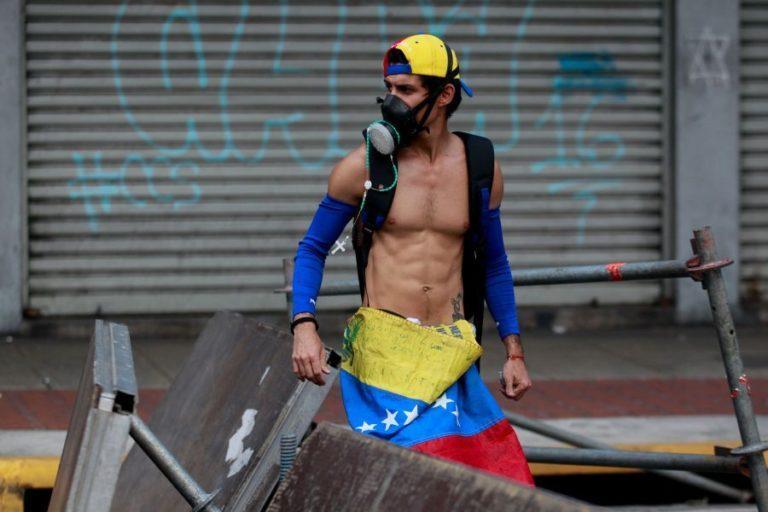 Στα πρόθυρα εμφυλίου η Βενεζουέλα μετά την παρέμβαση των ΗΠΑ – Πολλοί νεκροί στις διαδηλώσεις (photos – video)