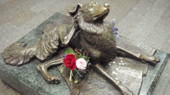 «Συμπόνια»: Ένα άγαλμα για ένα σκυλάκι στο μετρό της Μόσχας