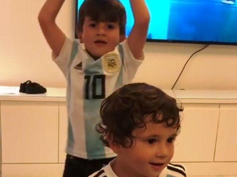Τα δύο πιτσιρίκια του Μέσι τραγουδούν “Vamos Argentina” (video)