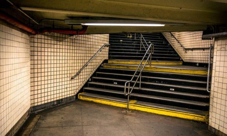 Ανείπωτη τραγωδία: Σκοτώθηκε στις σκάλες του μετρό μεταφέροντας το καροτσάκι με το μωρό της