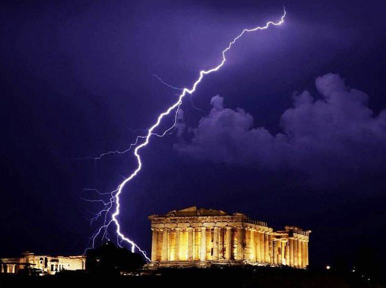 Το εντυπωσιακό timelapse video με τους κεραυνούς στον ουρανό της Αθήνας