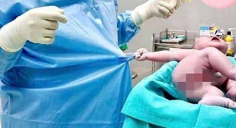 Δείτε τη viral φωτογραφία του «ζόρικου» νεογέννητου που… δεν αφήνει τον γιατρό να φύγει