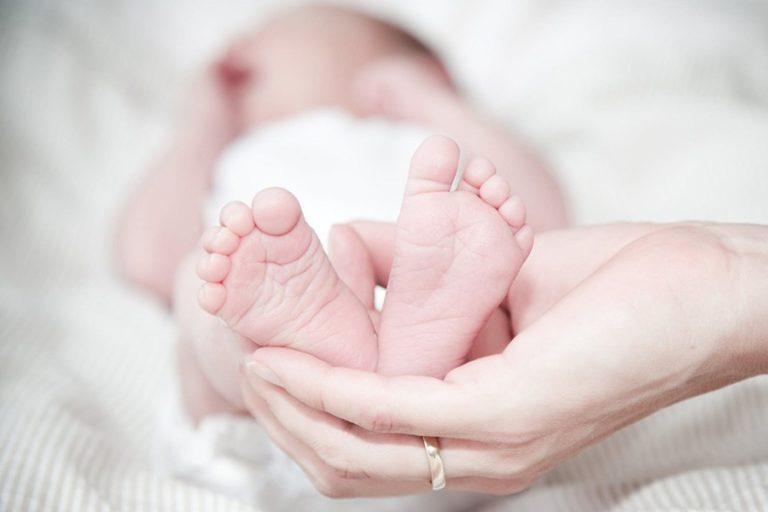 Επίδομα γέννας 2.000 ευρώ – Ποιοι θα το πάρουν και πότε