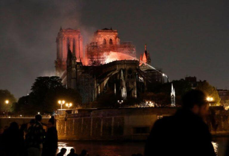 Παναγία των Παρισίων: Εικόνες σοκ μέσα από τον Καθεδρικό – Υπό έλεγχο η φωτιά