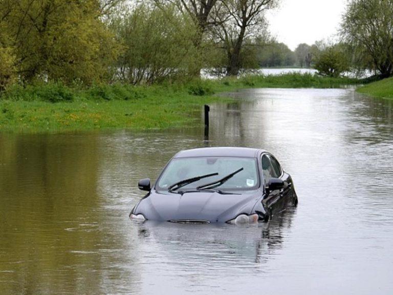 Τι να κάνετε αν το οχημα σας βυθιστεί στο νερό! (video)