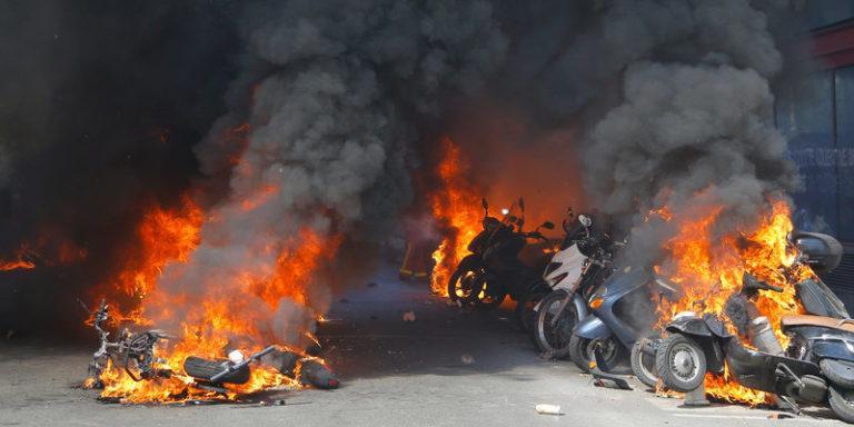 Χάος στο Παρίσι: Φωτιές, οδοφράγματα από τα κίτρινα γιλέκα