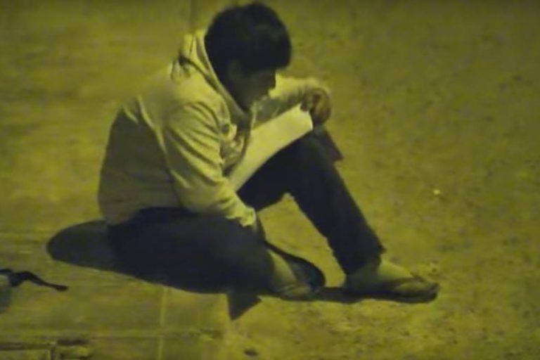 Θλίψη: Ανήλικο παιδί διάβαζε στον δρόμο γιατί στο σπίτι δεν είχαν ρεύμα (video)