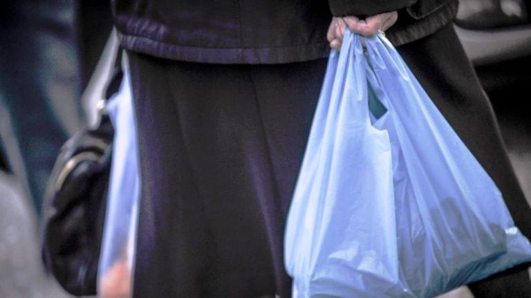 Τις μισές πλαστικές σακούλες μας… «έκοψε» το περιβαλλοντικό τέλος