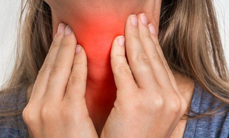 Υποξεία θυρεοειδίτιδα: Με ποια συμπτώματα εκδηλώνεται και πως αντιμετωπίζεται