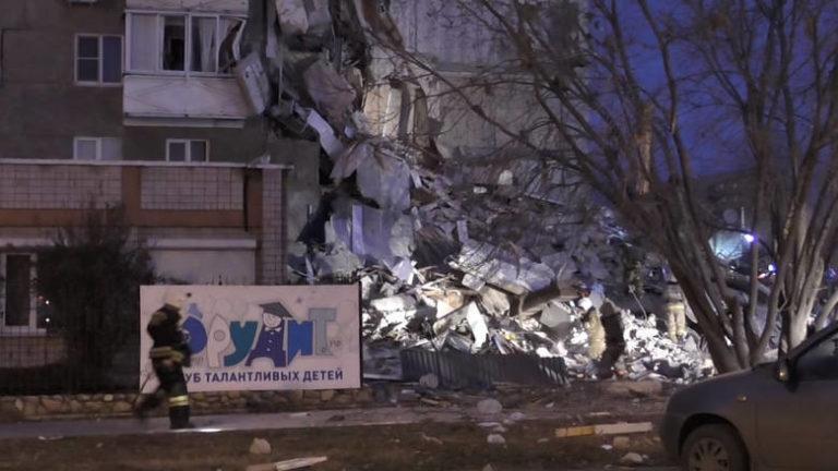 Ρωσία | Τρεις νεκροί σε κατάρρευση 9όροφου κτιρίου (video)