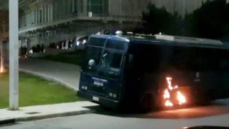 Παναθηναϊκός-Ολυμπιακός: Μολότοφ σε κλούβα της Αστυνομίας (vid)
