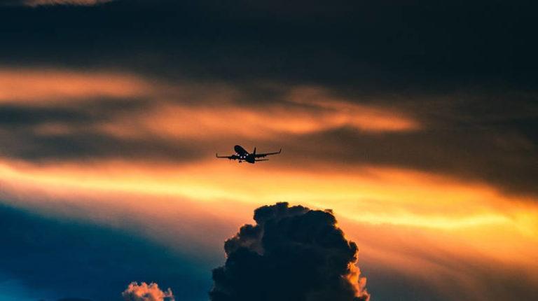 Ταξίδι στο… χρόνο: Αεροπλάνο απογειώθηκε το 2019 και προσγειώθηκε το 2018