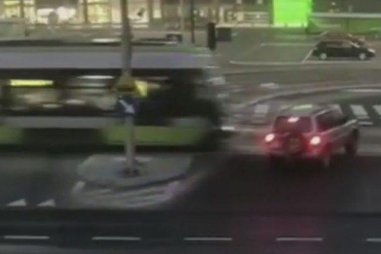 Απίστευτο βίντεο: Η στιγμή που τραμ συγκρούεται με αυτοκίνητο και εκτροχιάζεται(video)