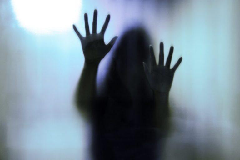 Αποτροπιασμός από τις λεπτομέρειες του βιασμού 19χρονης στην Κρήτη – Την κακοποίησαν με κέρματα
