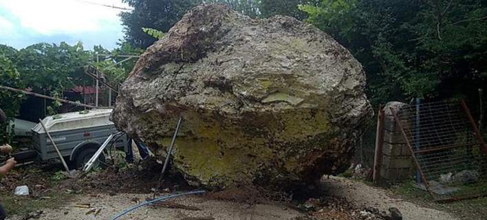 Σοκ στα Ιωάννινα: Τεράστιος βράχος προσγειώθηκε σε… αυλή σπιτιού