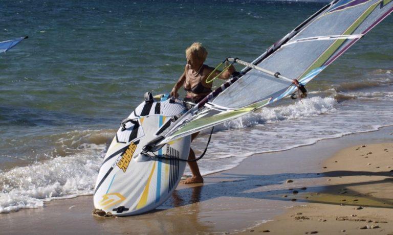 Έγραψε ιστορία η 81χρονη windsurfer | Κεφαλονιά – Κυλλήνη σε 6 ώρες