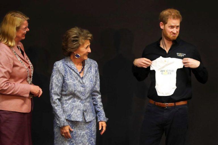 Χαζομπαμπάς ήδη ο πρίγκιπας Χάρι: Με μπλούζα που λέει «daddy» στα Invictus Games