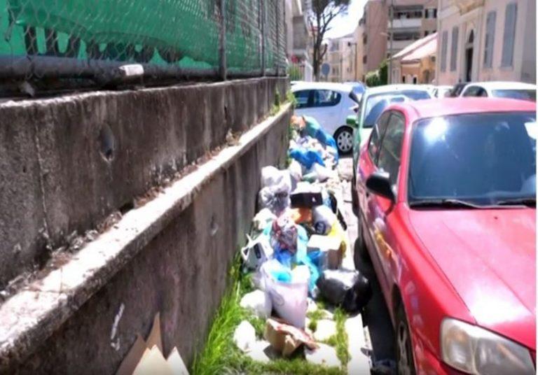 Γέμισε σκουπίδια το πεζοδρόμιο στο Τένις – Ρίχνουν τα απορρίμματα εκεί όπου δεν υπάρχουν πλέον κάδοι (video)