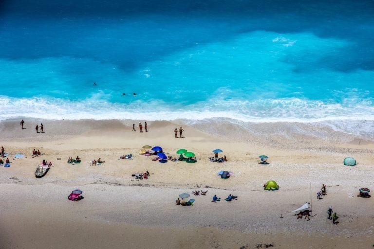 Δείγματα από 20 παραλίες της Ελλάδας αποκάλυψαν 100% ύπαρξη πλαστικού