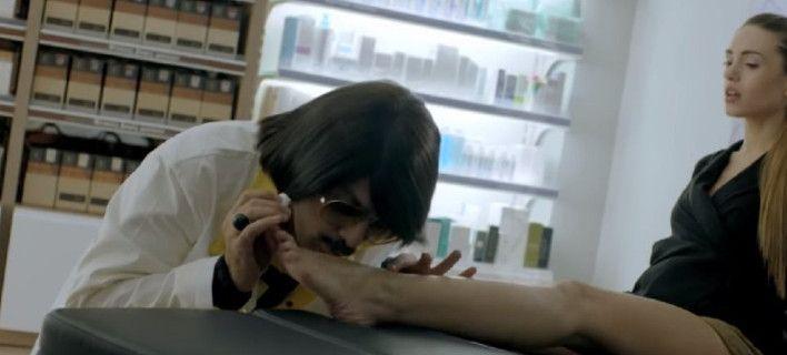 Ο Φαρμακευτικός Σύλλογος Αττικής καταγγέλλει τον Τόνι Σφήνο για σεξιστική διαφήμιση