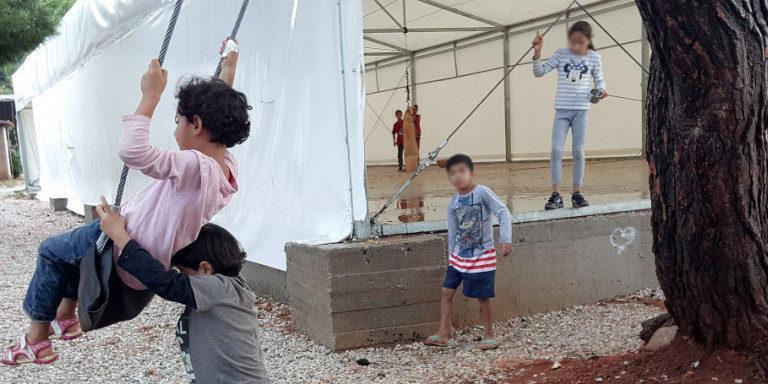 «Κανένα παιδί μόνο»: Tο κυβερνητικό σχέδιο για τα 4.000 ασυνόδευτα προσφυγόπουλα -Μεταφέρονται σε μικρές δομές