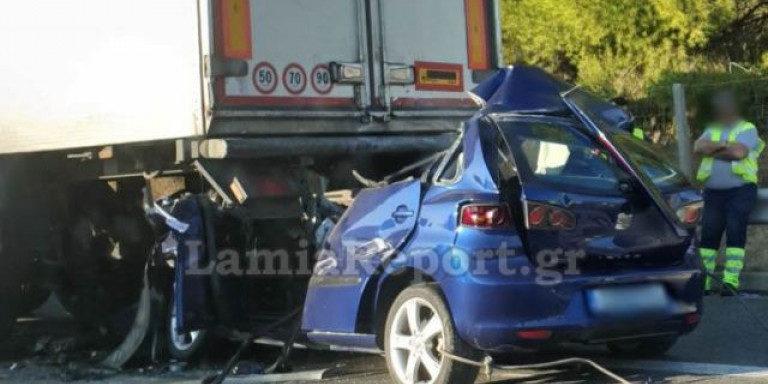 Αυτοκίνητο «καρφώθηκε» σε νταλίκα στην Αθηνών-Λαμίας, νεκρός ο οδηγός -Σοκάρουν οι φωτογραφίες