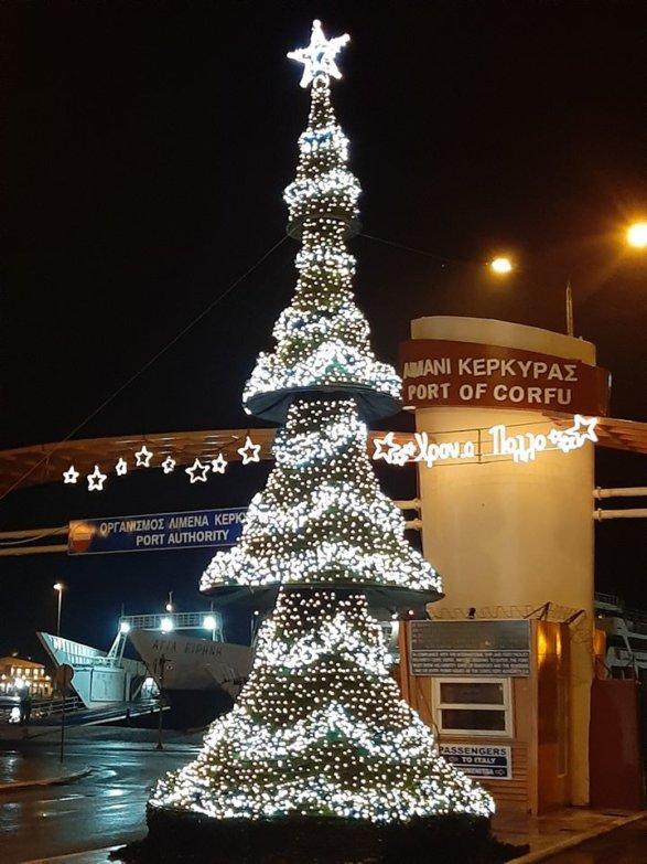 Κέρκυρα | Άναψε το Χριστουγεννιάτικο δέντρο του ΟΛΚΕ