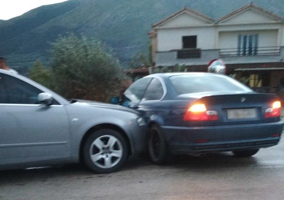 Κέρκυρα: Αυτοκίνητο εξετράπη της πορείας του και έπεσε διαδοχικά σε 4 σταθμευμένα αυτοκίνητα