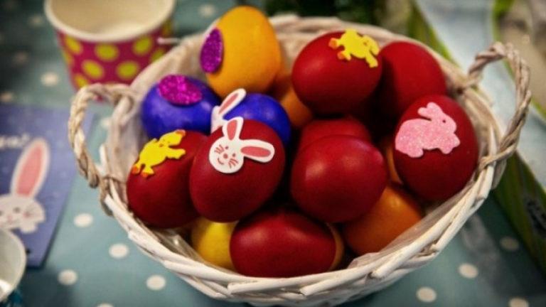 Μεγάλη Πέμπτη: Πώς βάφουμε κόκκινα αυγά – Όσα πρέπει να γνωρίζετε