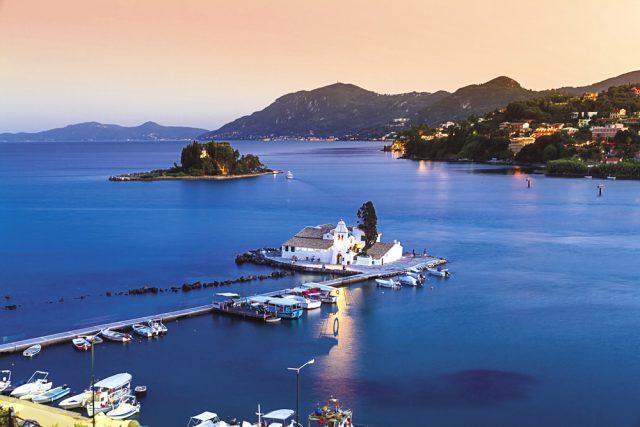 Βρετανικός τουρισμός: Αθήνα, Ρόδος, Κέρκυρα, Σαντορίνη, Μύκονος στους 20 top προορισμούς διακοπών το 2023