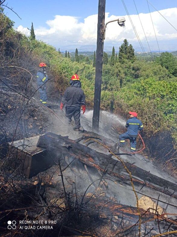 Κέρκυρα | Μισό στρέμμα έκαψε η φωτιά στον Πέλεκα – Σε απόστασης αναπνοής από σπίτια (photos)