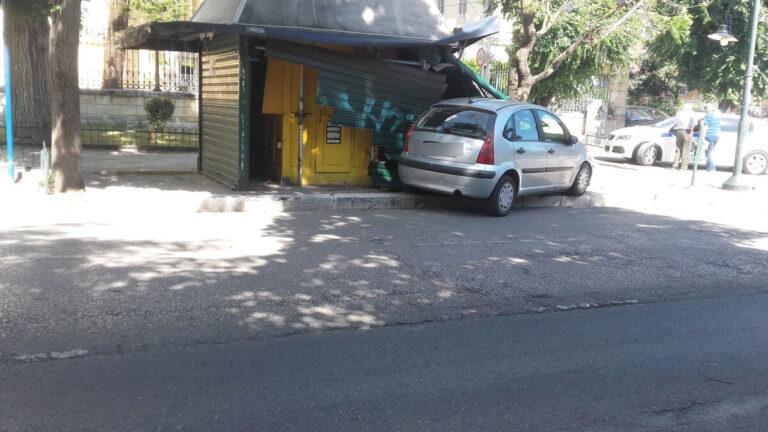 Κέρκυρα – Λ.Αλεξάνδρας  | Αυτοκίνητο έπεσε πάνω σε κλειστό περίπτερο (photos)