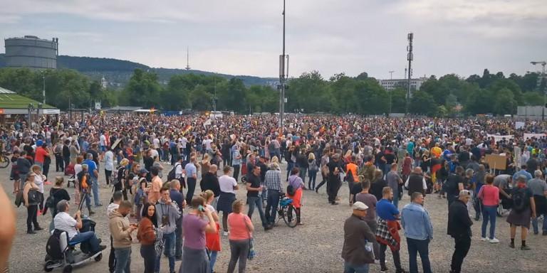 Γερμανία: Χιλιάδες «αγανακτισμένοι» διαδήλωσαν στους δρόμους κατά των περιοριστικών μέτρων για τον κορωνοϊό [βίντεο]