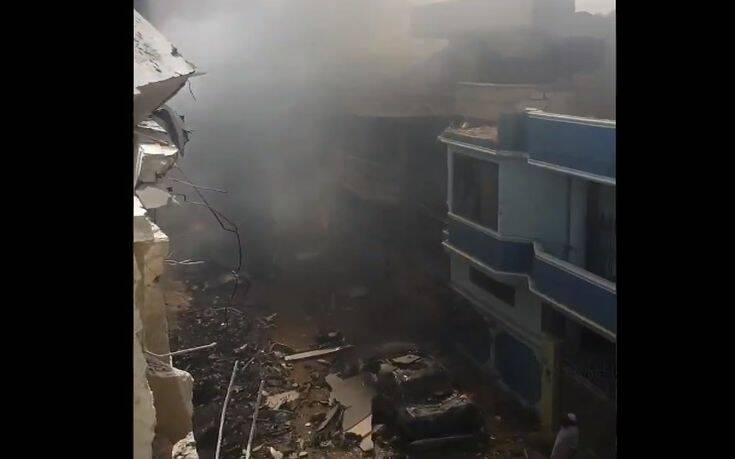 Εικόνες αποκάλυψης στο Πακιστάν: Συντρίμμια και χάος στη γειτονιά που κατέπεσε το αεροσκάφος