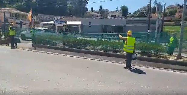 Κέρκυρα | Με μέτρα προστασίας σήμερα το κόψιμο των χόρτων επί της Εθν. Παλαιοκαστρίτσας – Χθες πέτρα έσπασε τζάμι αυτοκινήτου (photos-video)