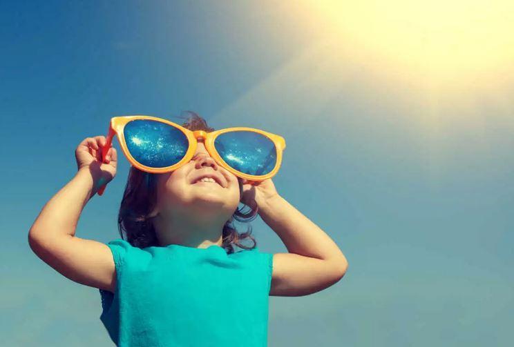 Πώς να προστατεύσεις σωστά το παιδί από τον ήλιο