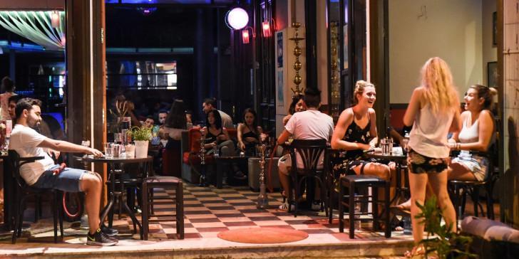 Κορωνοιός: Σε αυτές τις 15 περιοχές (και η Κερκυρα) από σήμερα, μπαρ, κλαμπ, εστιατόρια θα κλείνουν τα μεσάνυχτα -Στο τραπέζι plan b, τι περιλαμβάνει