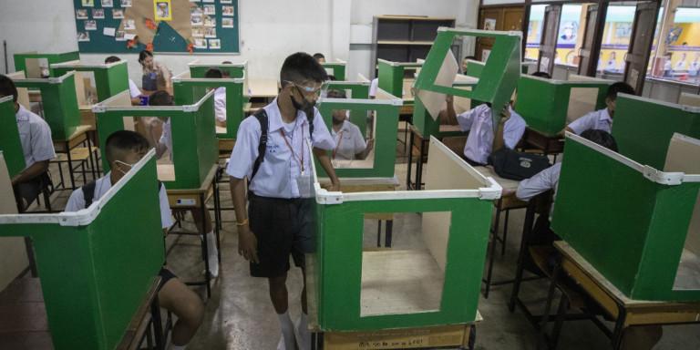 Κορωνοϊός: Πώς ανοίγουν τα σχολεία στον κόσμο -Μαθητές με μάσκες, μέσα σε κουτιά, στην ύπαιθρο με ηχεία [εικόνες]
