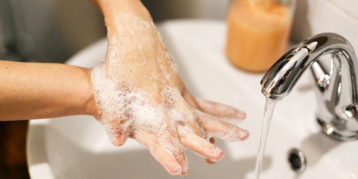 Eρευνα για τον κορωνοϊό στην Ιαπωνία: Επιβιώνει πάνω στο δέρμα για 9 ώρες -Απαραίτητο το πλύσιμο των χεριών