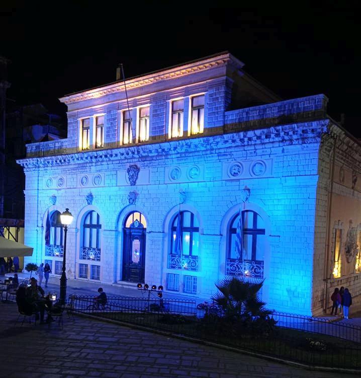 Στα μπλε φωταγωγημένο το ιστορικό δημαρχείο Κέρκυρας San Giacomo
