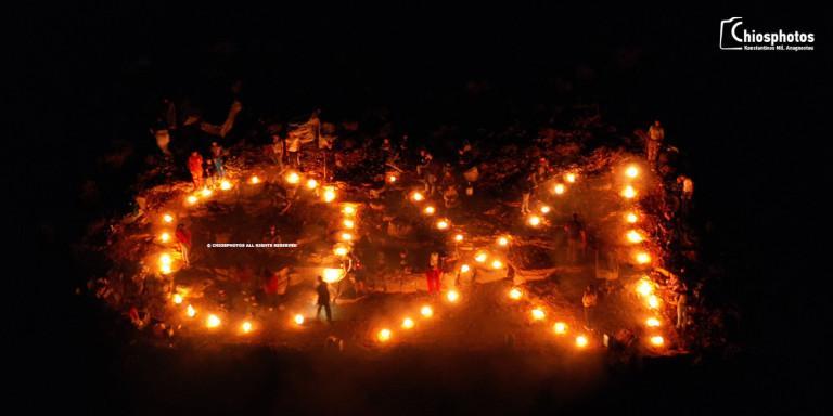 28η Οκτωβρίου: Στα Καρδάμυλα της Χίου σχηματίζουν με φωτιές το «όχι» – Το εντυπωσιακό έθιμο [βίντεο]