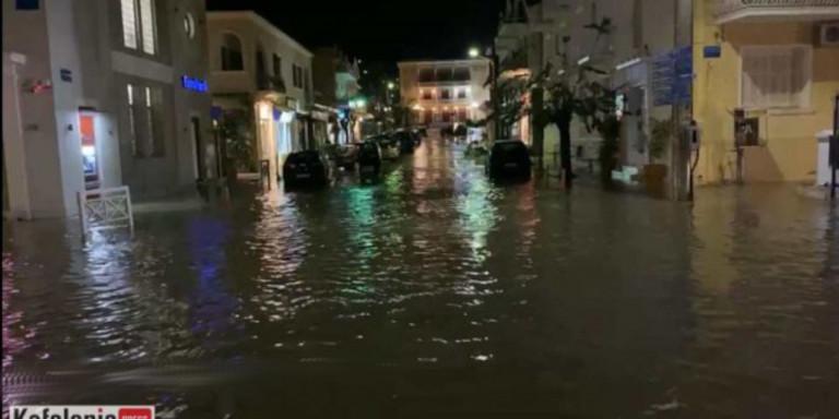 Σφοδρή κακοκαιρία στην Δυτική Ελλάδα: Πλημμύρισαν δρόμοι στο Αργοστόλι σε δέκα λεπτά