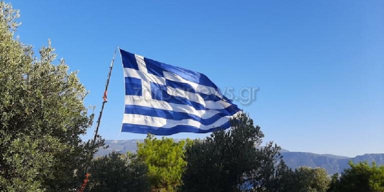 28η Οκτωβρίου: Κρητικός ύψωσε στο Καστελλόριζο τη μεγαλύτερη ελληνική σημαία [βίντεο]