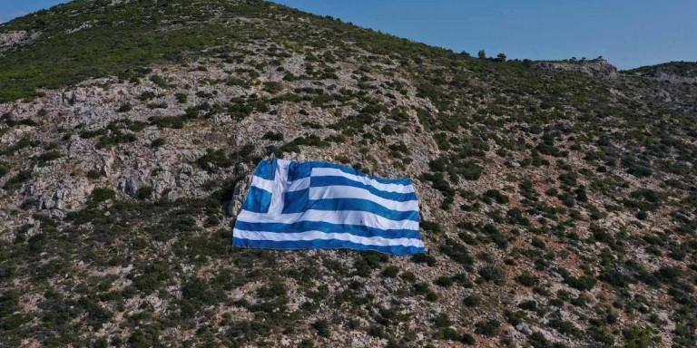 28η Οκτωβρίου: Με μία πελώρια ελληνική σημαία 800 τ.μ. στην πλαγιά του Υμηττού γιορτάζει ο δήμος Γλυφάδας [εικόνες]