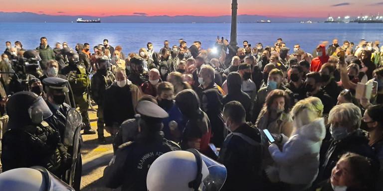 Θεσσαλονίκη: Eνταση μεταξύ διαδηλωτών κατά του lockdown και Αστυνομίας [βίντεο]